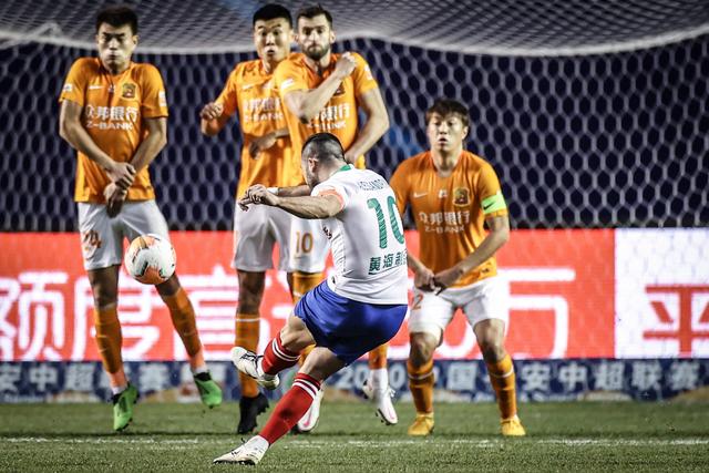 三巨头！齐达内与贝克汉姆、梅西合影